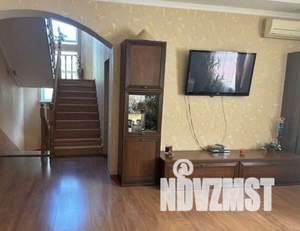 Дом 323м², 2-этажный, участок 10 сот.