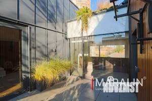 Дом 300м&sup2;, 3-этажный, на длительный срок, 