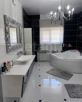 Дом 550м&sup2;, 3-этажный, участок 1032 сот.  