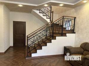 Дом 176м&sup2;, 3-этажный, участок 3 сот.  