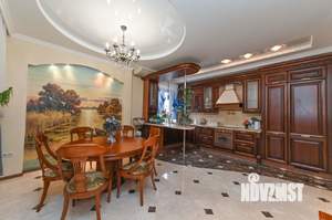 Дом 645м&sup2;, 3-этажный, участок 6 сот.  