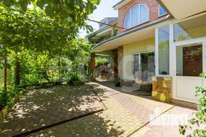 Дом 905м&sup2;, 2-этажный, участок 6 сот.  