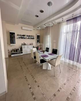 Дом 550м&sup2;, 3-этажный, участок 1032 сот.  