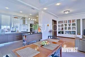 Дом 342м&sup2;, 3-этажный, участок 9 сот.  