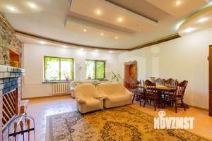 Дом 905м&sup2;, 2-этажный, участок 6 сот.  