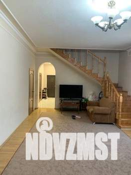 Дом 165м&sup2;, 2-этажный, участок 3 сот.  