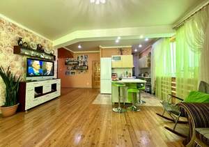 Дом 194м&sup2;, 3-этажный, участок 7 сот.  