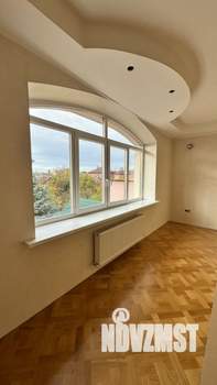 Дом 313м&sup2;, 2-этажный, участок 4 сот.  