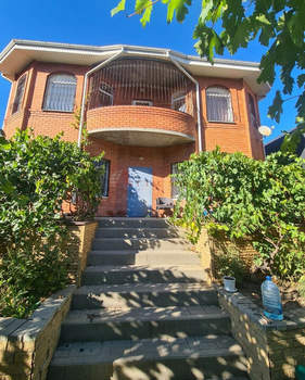 Дом 313м&sup2;, 2-этажный, участок 8 сот.  