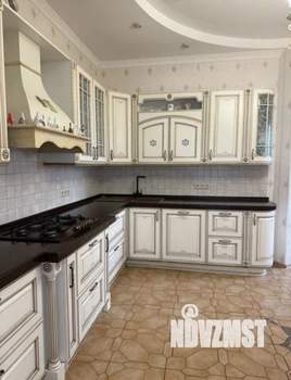 Дом 180м&sup2;, 2-этажный, участок 3 сот.  