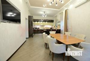 Дом 300м&sup2;, 3-этажный, участок 5 сот.  