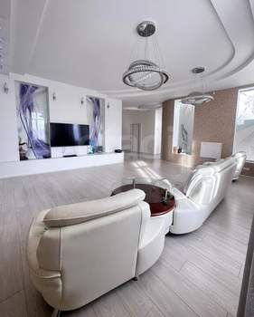 Дом 550м&sup2;, 3-этажный, участок 1032 сот.  