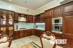 Дом 310м&sup2;, 3-этажный, участок 5 сот.  