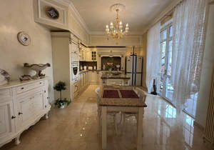 Дом 375м&sup2;, 3-этажный, участок 8 сот.  