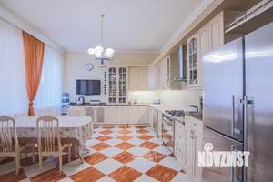 Дом 380м&sup2;, 3-этажный, участок 4 сот.  