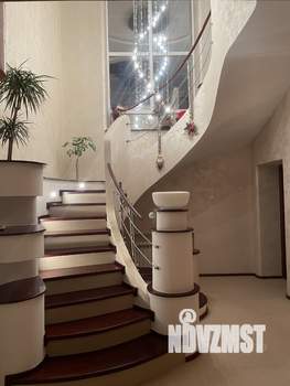 Коттедж 330м², 3-этажный, участок 6 сот.  