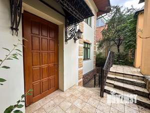 Дом 545м², 3-этажный, участок 13 сот.  