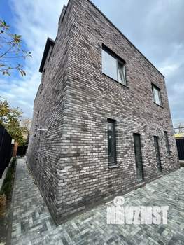 Коттедж 300м&sup2;, 2-этажный, участок 5 сот.  