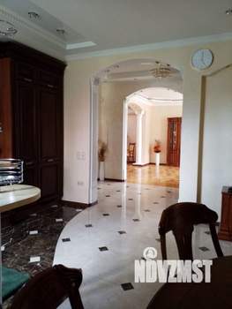 Дом 640м&sup2;, 3-этажный, участок 6 сот.  