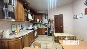 Дом 220м&sup2;, 2-этажный, участок 3 сот.  