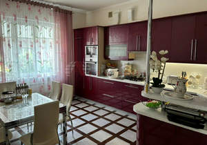 Дом 354м², 3-этажный, участок 3 сот.  