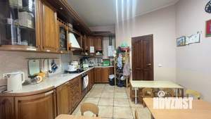 Дом 220м&sup2;, 2-этажный, участок 3 сот.  