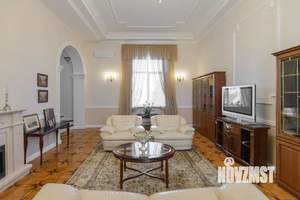 Дом 428м², 3-этажный, участок 6 сот.  