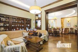 Дом 490м², 2-этажный, участок 10 сот.  