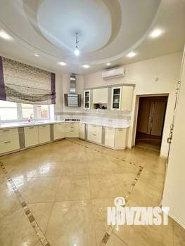 Дом 550м&sup2;, 3-этажный, участок 1032 сот.  