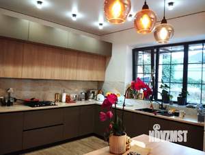 Дом 220м&sup2;, 2-этажный, участок 6 сот.  