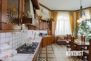 Дом 490м², 2-этажный, участок 10 сот.  