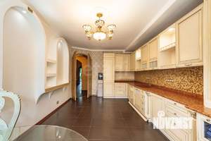 Дом 401м&sup2;, 3-этажный, участок 6 сот.  