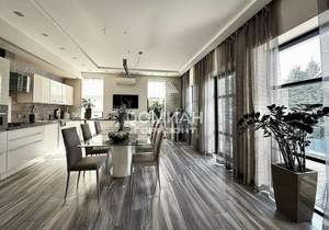 Дом 374м&sup2;, 2-этажный, участок 7 сот.  